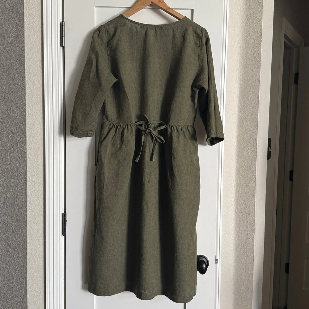 Pyne & Smith moss green below the knee dress. Linen Medium. Fragrance free home. - Picture 4 of 4